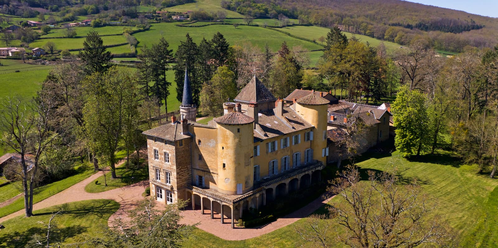 Vue aérienne du château de Saint-Point