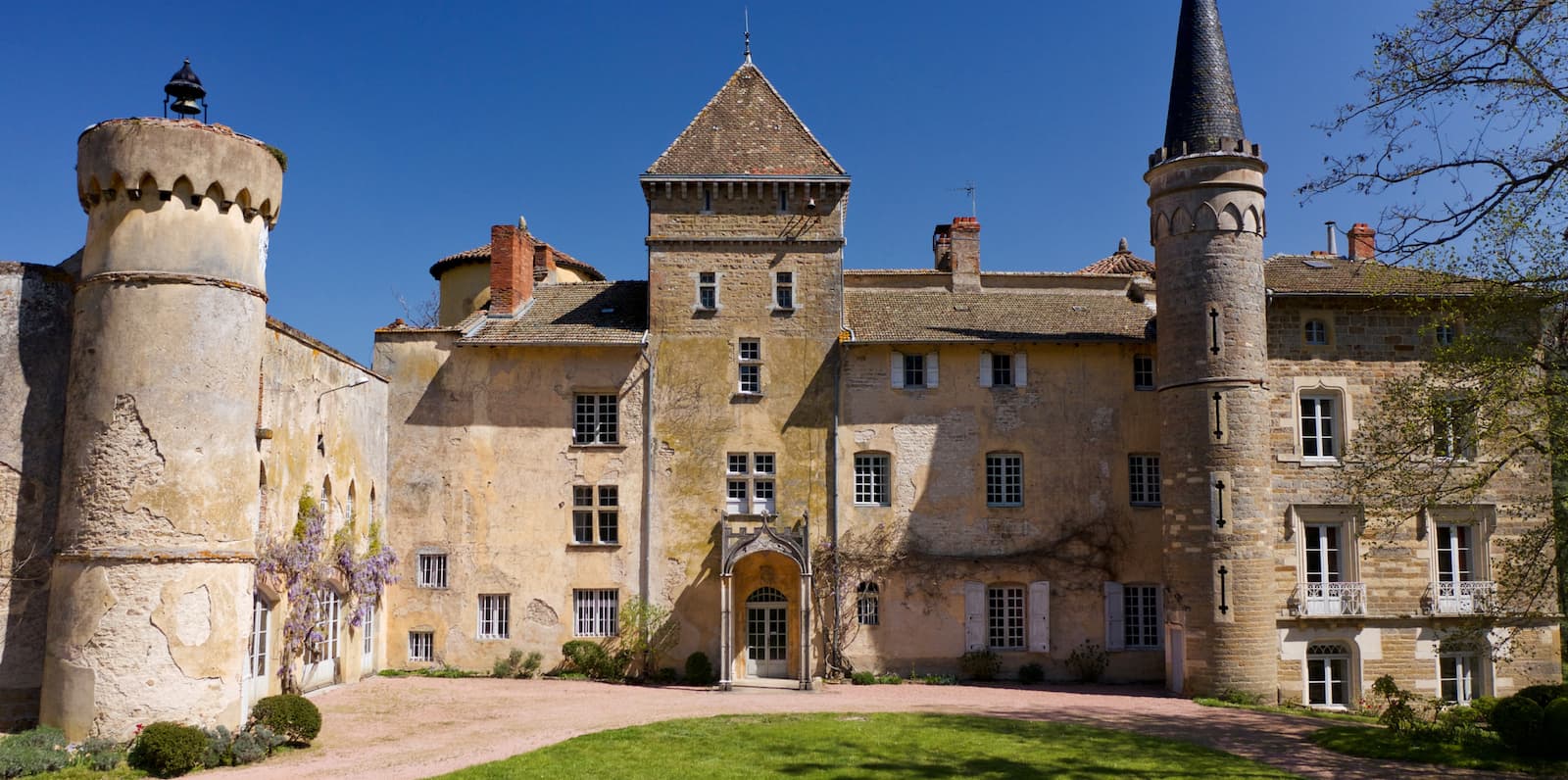 The western facade of the castle of Saint-Point