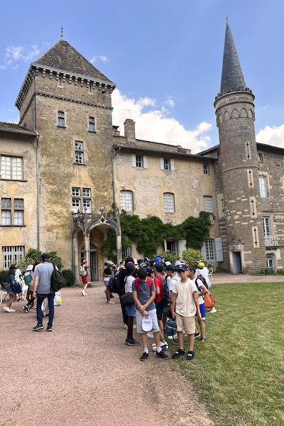 Visite du château de Saint-Point, Maison d’Alphonse de Lamartine, par un groupe de scolaires