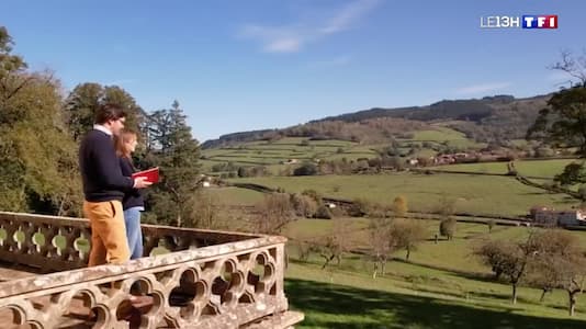 Deux personnes lisant Lamartine depuis la terrasse de son château, au cœur des vallons de Bourgogne