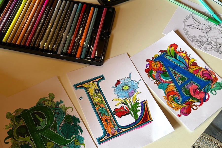 visite-chateau-scolaires Les dessins d’enluminures réalisés par des scolaires en visite au château de Lamartine.