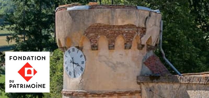 Le haut de la tour du Château de Lamartine endommagée