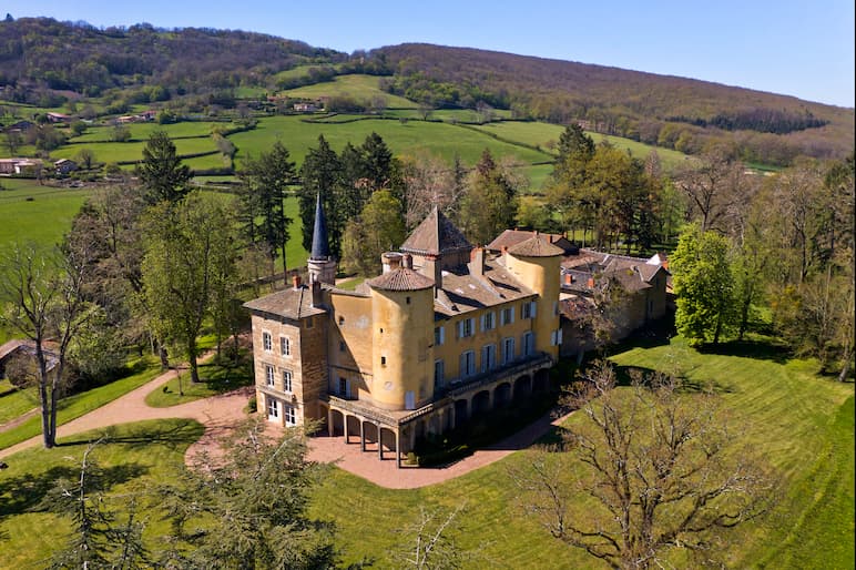 Les plus beaux châteaux de Bourgogne avec le château de Saint-Point